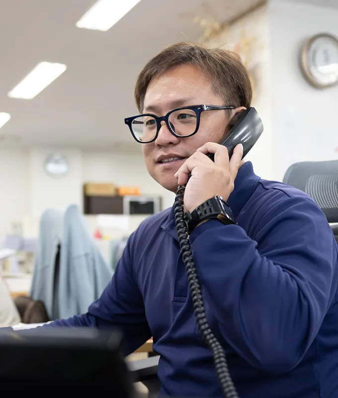 電話中の男性の画像