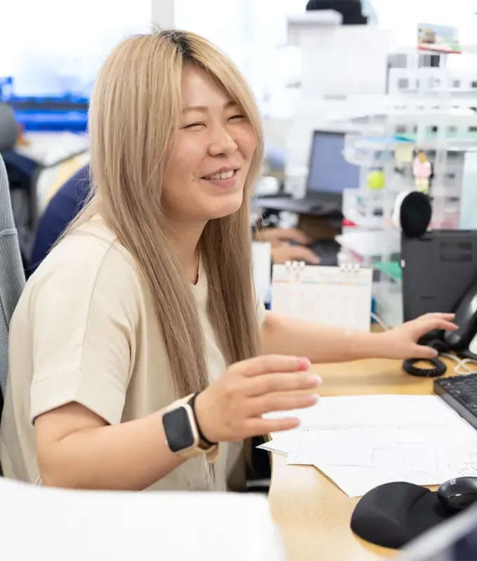 笑顔の女性社員の画像