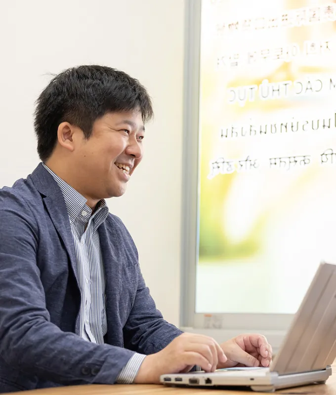 笑顔の男性社員の画像